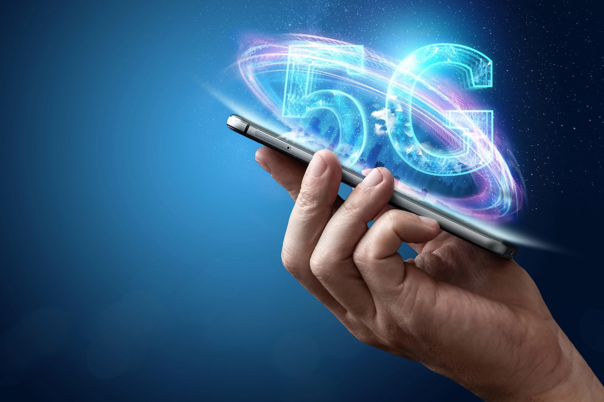 5G vs. Wi-Fi 6: What’s Faster and Better for Mobile Users? hero image