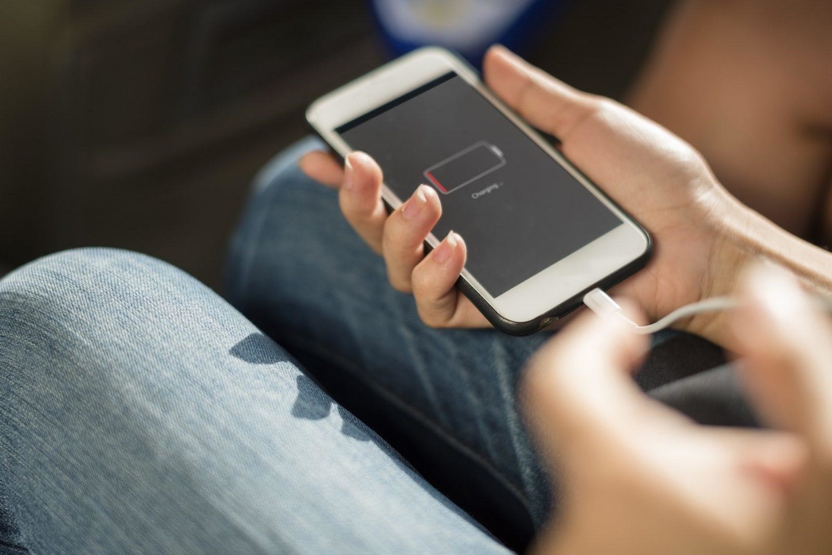 How to Extend Your Smartphone’s Battery Life: 7 Expert Tips hero image